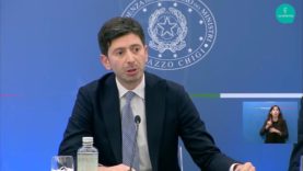 Speranza: “Vaccinatevi per ridurre la pressione sugli ospedali e far ripartire il Paese”